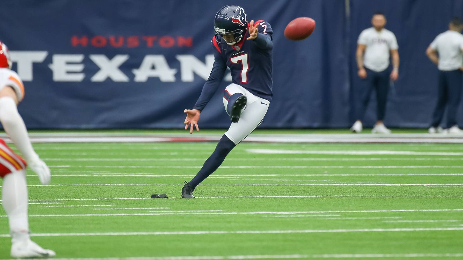 
                <strong>NFL-Wettbewerbsausschuss: Fair Catch beim Kickoff</strong><br>
                Nach einem Fair Catch bei entweder Kickoff oder Safety Kick wird der Ball an die 25-Yard-Linie des Receiving Teams gelegt - auch, wenn der Fair Catch innerhalb der eigenen 25 Yards angezeigt und gefangen wird.
              