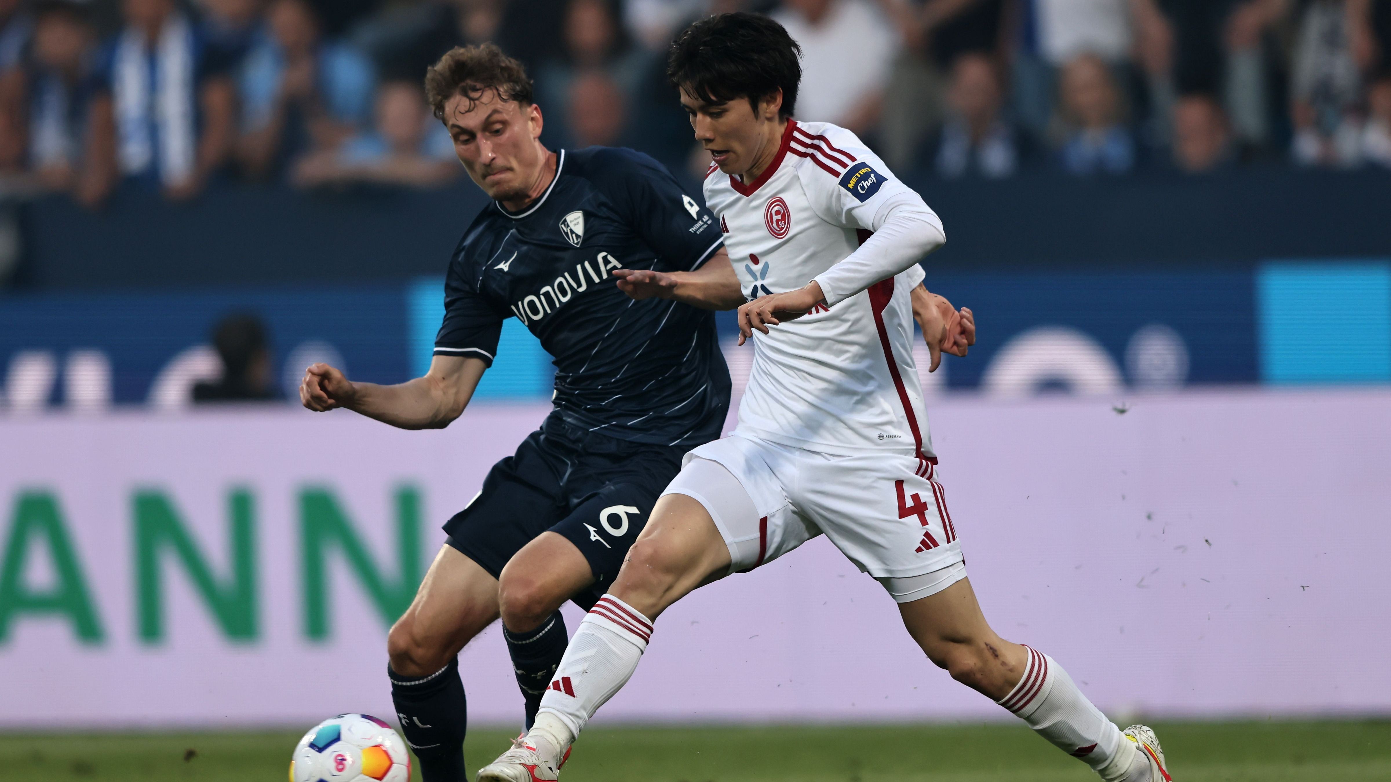 <strong>Ao Tanaka (Fortuna Düsseldorf)</strong><br>Der Japaner befreit sich immer wieder gut aus Pressingsituationen und öffnet das Spiel so vor allem in der Breite. Lässt sich ab und an auch mal in eine tiefere Position fallen, weiß aber immer etwas mit dem freien Raum anzufangen. Leitet mit seinem Pass auf Tzolis das 0:2 ein. In der eiskalten Fortuna-Offensive oft der, der die Ruhe behält. 41 gespielte Pässe – Topwert auf Seiten der Gäste.<em><strong> ran</strong></em><strong>-Note: 2</strong>