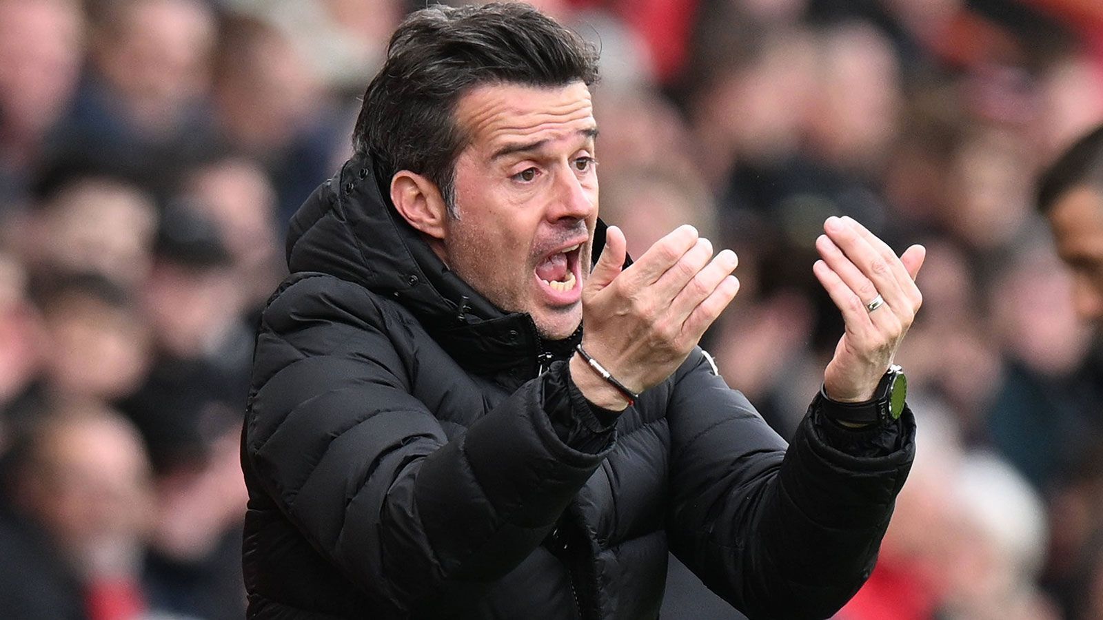 
                <strong>Marco Silva (FC Fulham)</strong><br>
                Mit Marco Silva steht laut "The Sun" auch ein aktueller Premier-League-Trainer auf der Liste. Der Portugiese trainiert den FC Fulham, den er vergangene Saison zum Aufstieg in die höchste englische Spielklasse führte. Die "Cottagers" spielen eine beachtliche Saison und befinden sich im Tabellenmittelfeld der Premier League.
              