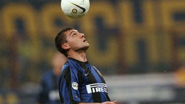 
                <strong>1999/2000 Christian Vieri (45 Mio)</strong><br>
                Toptransfer 1999/2000: Christian Vieri für 45 Mio Euro von Lazio Rom zu Inter MailandZweitteuerster Wechsel: Nicolas Anelka für 35 Mio vom FC Arsenal zu Real Madrid
              