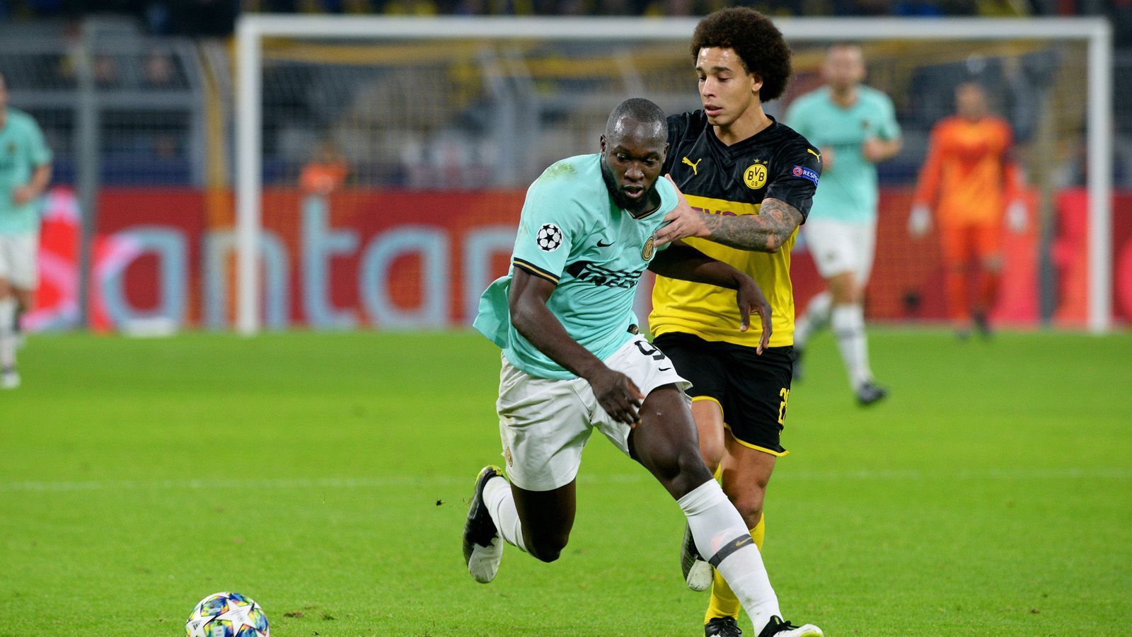 
                <strong>Axel Witsel</strong><br>
                Nach einer sehr durchwachsenen ersten Hälfte krempelt er die Ärmel hoch und geht mit voran, treibt die Mannschaft an, um das Spiel umzubiegen. Immer wieder vorne zu finden. Sein Kopfball in der 68. Minute geht knapp vorbei. ran.de-Note: 2
              