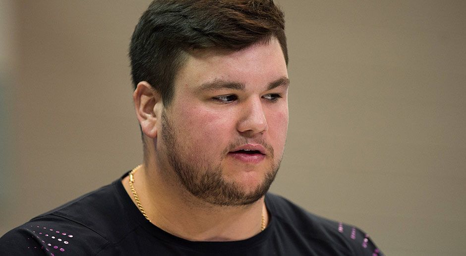 
                <strong>6. Pick - Indianapolis Colts: OG Quenton Nelson</strong><br>
                Die Colts wollten eigentlich Bradley Chubb, daran besteht kein Zweifel. Da dieser aber schon weg ist, schnappen die sich Colts den besten O-Liner im Draft. Quenton Nelson bringt bei einer Größe von 1,96 Meter 150 Kilogramm auf die Waage, der Guard ist enorm stark und ein kaum zu überwindendes Hindernis für Pass Rusher auf dem Weg zum Quarterback. Genau so einen Bodyguard kann Andrew Luck nach seiner Rückkehr nach langer Verletzungspause gut gebrauchen.
              
