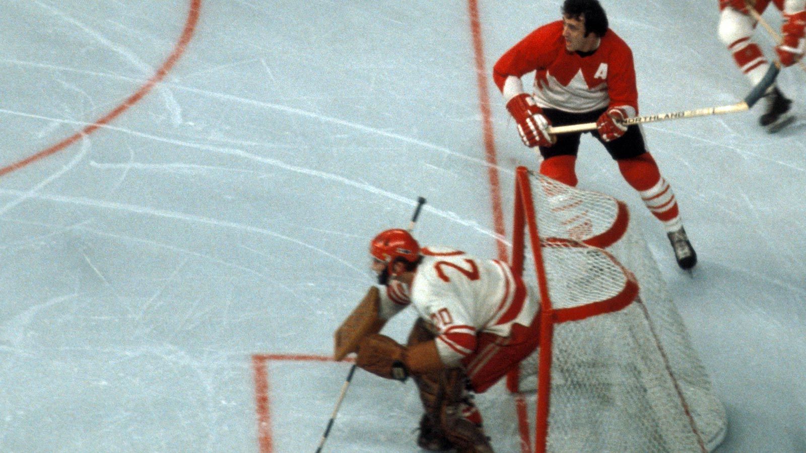 <strong>Platz 7: Phil Esposito (1964 bis 1981 - 717 Tore)</strong><br>
                Phil Esposito gehört zu den erfolgreichsten Spielern der 1970er-Jahre und gewann 1970 und 1972 jeweils mit den Boston Bruins den Stanley Cup. 1967 schaffte er es als erster Spieler überhaupt, mit 126 Scorerpunkten die 100-Punkte Marke zu übertreffen. Er spielte neben den Bruins auch für die Chicago Blackhawks und die NY Rangers.