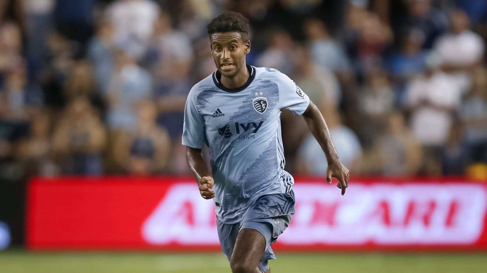 
                <strong>Gedion Zelalem (New York City FC)</strong><br>
                Der in Berlin geborene Gedion Zelalem hat für seine 23 Jahre schon zahlreiche Stationen hinter sich. Bei TB Berlin und Hertha BSC in der Jugend großgeworden, zog es ihn mit neun Jahren in die USA, wo er sechseinhalb Jahre an der Walter Johnson Highschool kickte. Nach Beendigung der Schule wechselte er nach England in die Jugend von Arsenal London. 2015 wurde er für ein Jahr von den "Gunners" an die Glasgow Rangers ausgeliehen. Nach einem weiteren Jahr in der U21 von Arsenal zog es ihn erneut leihweise in die niederländische Eredivisie zum VVV-Venlo. Im März 2019 ging es dann wieder über den großen Teich zum MLS-Klub Sporting Kansas City. Dort spielte er zunächst für das Farmteam Swope Park in der zweitklassigen USLC. Im Januar 2020 wechselte der Mittelfeldspieler ablösefrei in den Big Apple zum New York City FC.
              