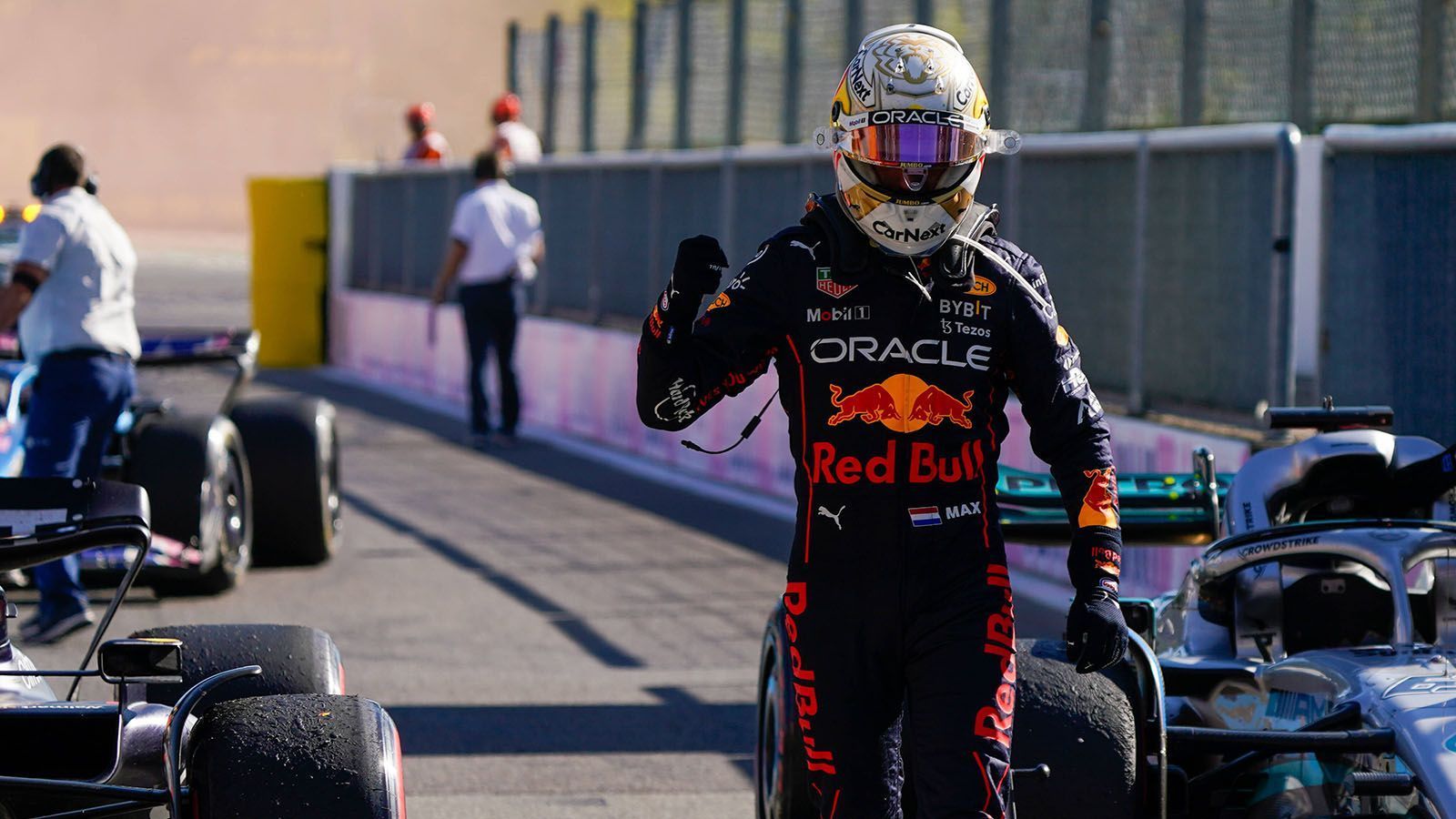 
                <strong>Gewinner: Max Verstappen </strong><br>
                Was soll man noch sagen und schreiben? Max Verstappen dominiert die Formel 1. Der Niederländer und kommende zweimalige Weltmeister feierte in Monza seinen elften Sieg der Saison und seinen fünften Triumph in Folge. Bereits in Singapur kann der 24-Jährige seinen Titel verteidigen, auch wenn er dort noch ein wenig "Schützenhilfe" von Charles Leclerc und Teamkollege Sergio Perez benötigt. Realistischer erscheint derzeit ein Titelgewinn in Japan oder den USA. So oder so: Max Verstappen wird Weltmeister und auf dem Weg dahin vielleicht sogar noch den ein oder anderen Rekord brechen. Sebastian Vettel und Michael Schumacher feierten einst 13 Siege in einer Saison. Bei noch sechs ausstehenden Rennen und der aktuellen Form von Verstappen dürfte dieser bald in die Hände des Niederländers übergehen.
              