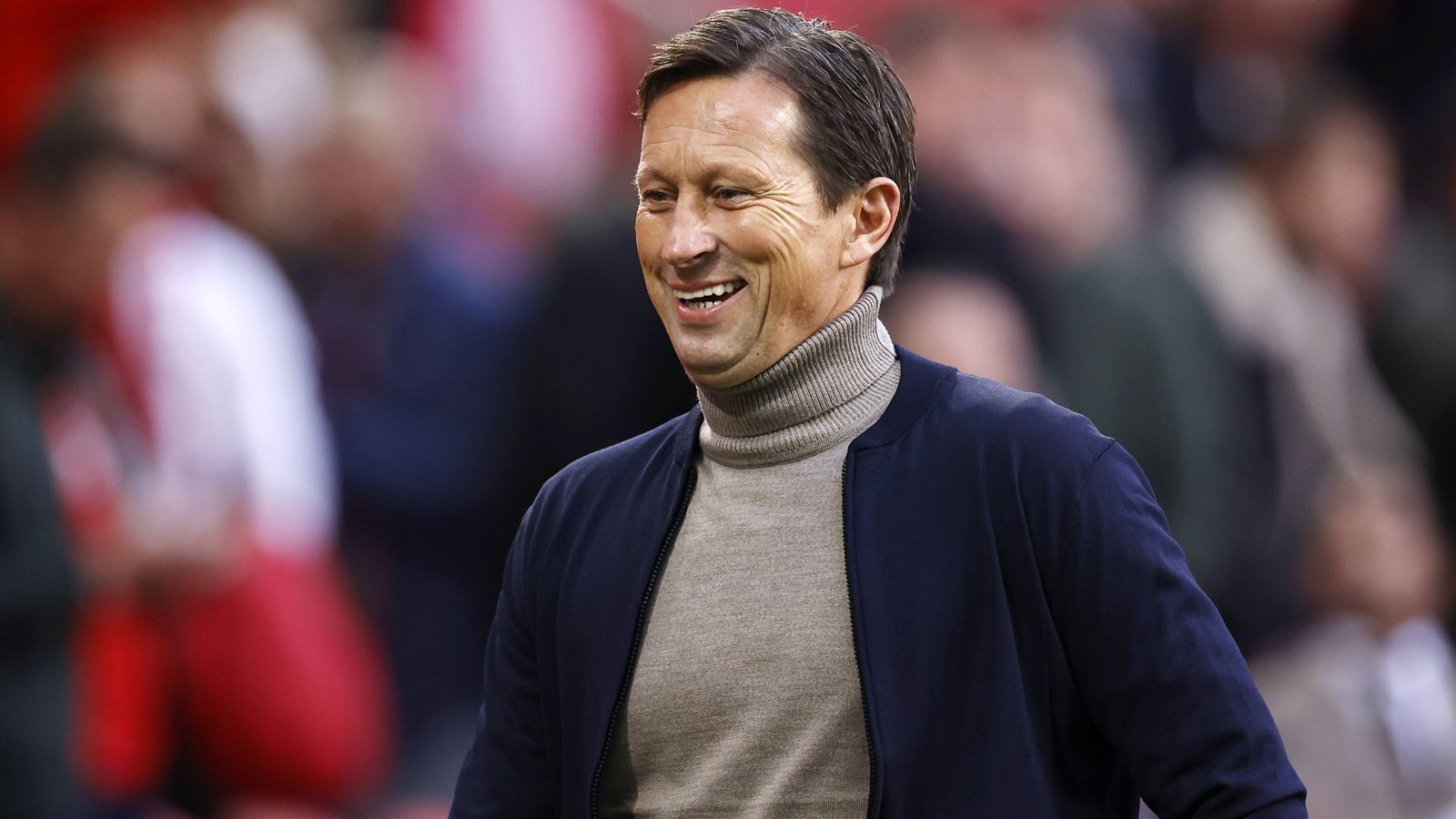 
                <strong>Roger Schmidt (PSV Eindhoven)</strong><br>
                Sowohl "Bild" als auch "Kicker" nannten Roger Schmidt als Wunschkandidaten der Leipziger auf die Nachfolge von Jesse Marsch. Durch seine frühere Tätigkeit bei Red Bull Salzburg hatte der aktuelle PSV-Eindhoven-Coach Schmidt bereits deutliche Berührungspunkte mit dem Pressingfußball, den man von den RB-Klubs gewohnt ist und den die Bosse der Leipziger auch künftig wieder vom derzeit kriselnden Team sehen wollen. Jedoch berichtete die Bild nur kurz später, dass der 54-jährige Schmidt nicht zur Verfügung stehen soll. Sein Kontrakt bei den Niederländern läuft schließlich noch bis Ende Juni 2022. In der Bundesliga arbeitete Schmidt in der Vergangenheit bereits für Bayer Leverkusen, führte die "Werkself" zwei Mal in Folge in die Gruppenphase der Champions League.
              