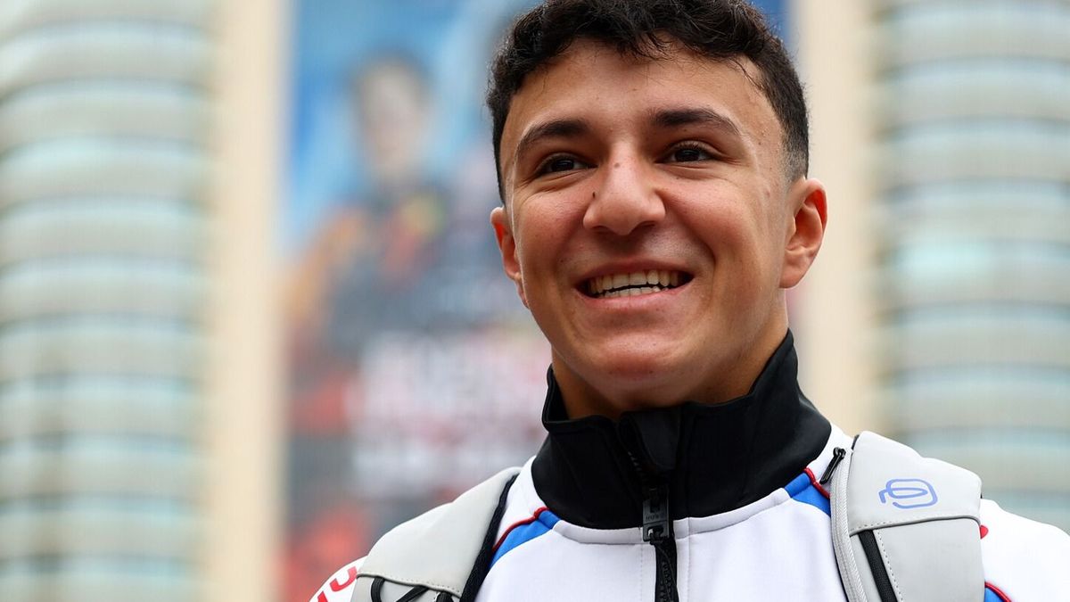 Isack Hadjar im Formel-1-Fahrerlager in Baku 2025