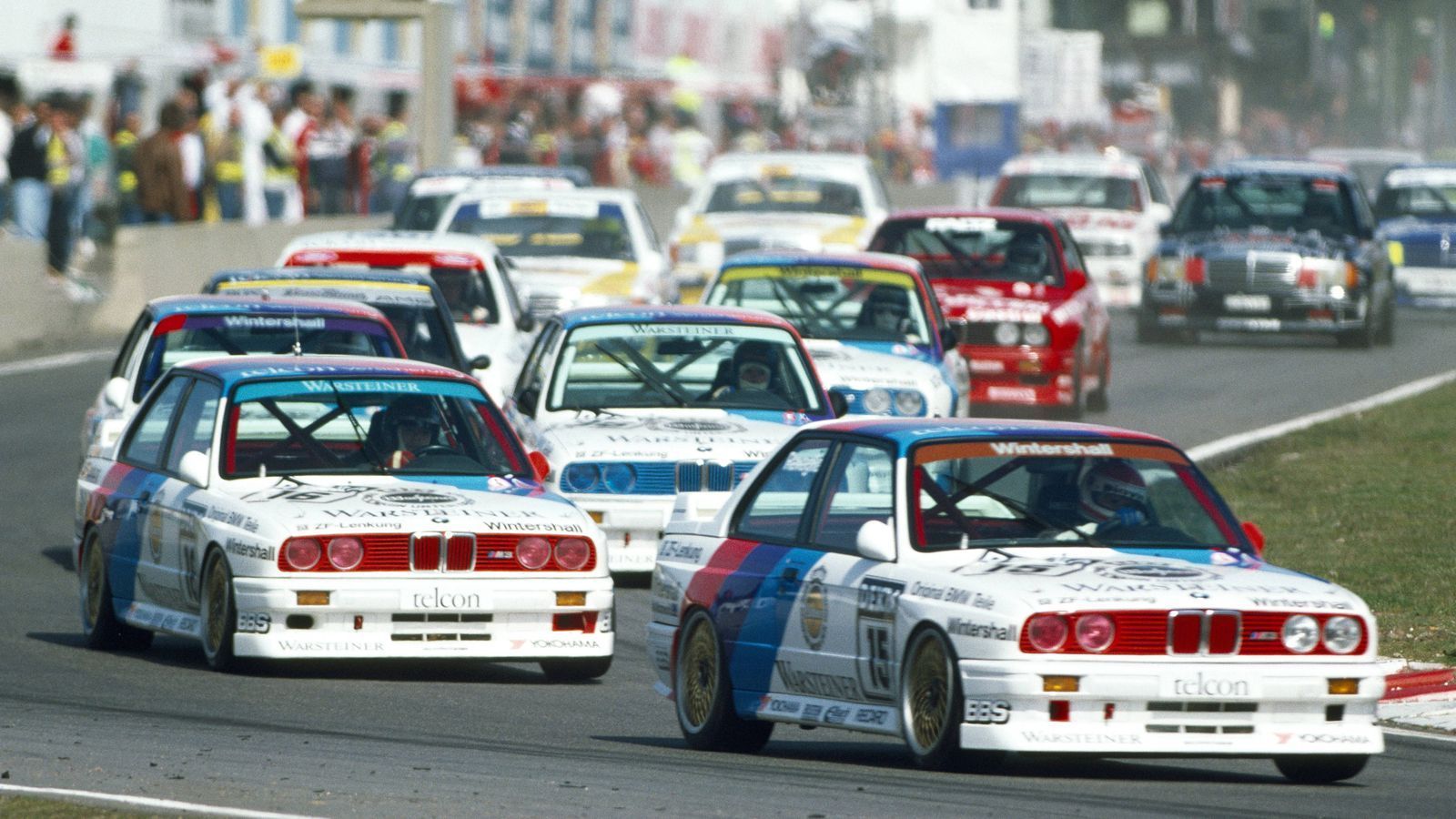 
                <strong>Zwei neue Rennstrecken – eine davon altbekannt</strong><br>
                Der DTM-Kalender weist gegenüber 2018 zwei neue Rennstrecken auf: Zolder und Assen. Das belgische Zolder, 1984 Austragungsort des ersten Rennens der DTM-Historie, gilt als Geburtsstätte der DTM und zählte in den 80er- und 90er- Jahren zum Inventar der DTM. Sein DTM-Debüt gibt Assen in den Niederlanden. Der "TT Circuit" ist seit Jahren fester Bestandteil des MotoGP-Kalenders und stellt mit vielen schnellen und mittelschnelle Kurven eine echte Herausforderung dar.
              