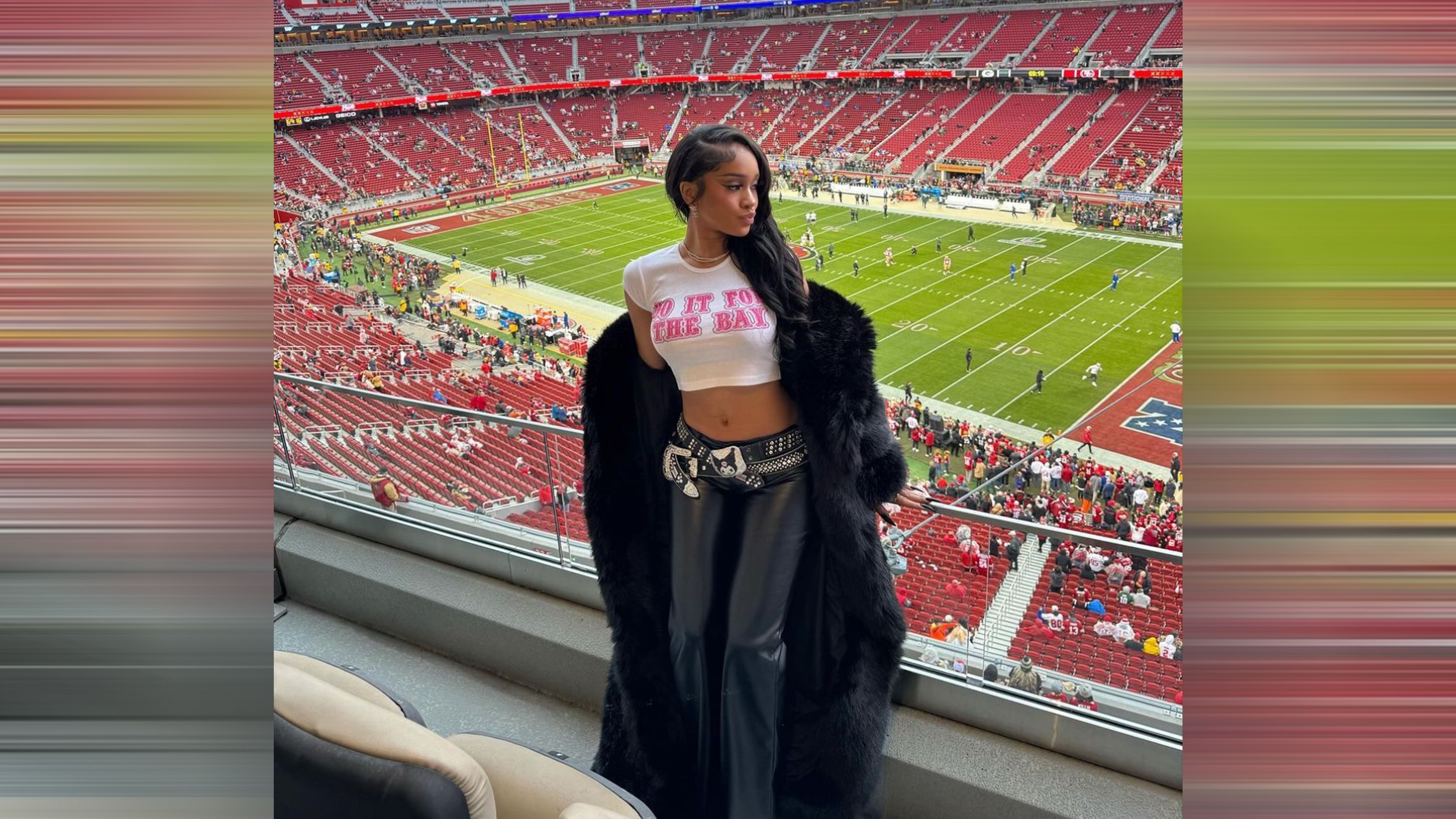 <strong>Saweetie (San Francisco 49ers)</strong><br>Rapperin Saweetie feuert die 49ers an. Die aus Santa Clara, Kalifornien, stammende Musikerin ist in dieser Saison ein Stammgast im Levi's Stadium und hat sich im Januar sogar mit dem Rapper P-Lo aus der Bay Area zusammengetan, um die 49ers-Playoff-Hymne "Do It For The Bay" zu schreiben.