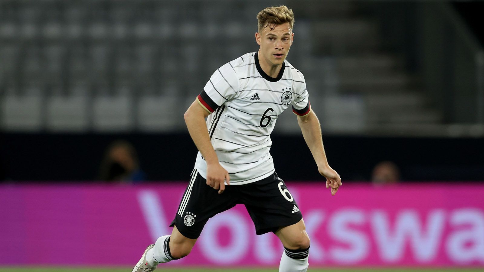 
                <strong>Joshua Kimmich</strong><br>
                Eigentlich spielt Kimmich viel lieber im defensiven Mittelfeld - und das ja auch sehr erfolgreich. Mangels Alternativen auf der Rechtsverteidigerposition springt er gegen Frankreich aber gerne ein. Weil das Mittelfeld sowieso gut besetzt ist, kein Problem für Jogi.
              