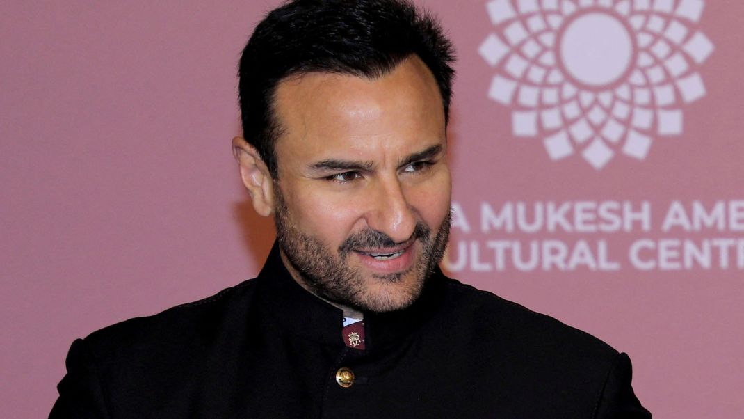 Bollywood-Schauspieler Saif Ali Khan auf dem roten Teppich während der Eröffnung des Nita Mukesh Ambani Cultural Centre (NMACC) im Jio World Centre. Er wurde bei einem Einbruch in sein Wohnhaus von einem Messer-Angreifer schwer verletzt.