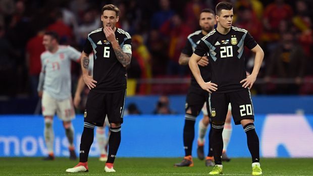 
                <strong>Platz 7 - Argentinien</strong><br>
                No Messi, no Party! Diese harte Erkenntnis musste Vize-Weltmeister Argentinien schon zu Beginn der WM-Quali machen, als der Barca-Star kurzfristig aus der Nationalmannschaft zurücktrat. So musste die "Albiceleste" bis zum Schluss um die Endrunden-Teilnahme kämpfen - dann aber wieder mit dem Rückkehrer Messi, der im entscheidenden Quali-Spiel gegen Ecuador (3:1) mit einem Dreierpack glänzte. Der Start ins WM-Jahr verlief wiederum ernüchternd. Nach einem 2:0-Sieg gegen Italien wurden die Südamerikaner von Spanien mit 1:6 abgefertigt. Messi sah das Debakel nur von der Tribüne aus. Wie für seinen Dauerrivalen Cristiano Ronaldo, so könnte die WM in Russland auch für den 30-jährigen Messi schon die letzte Titelchance auf dieser Ebene sein.
              