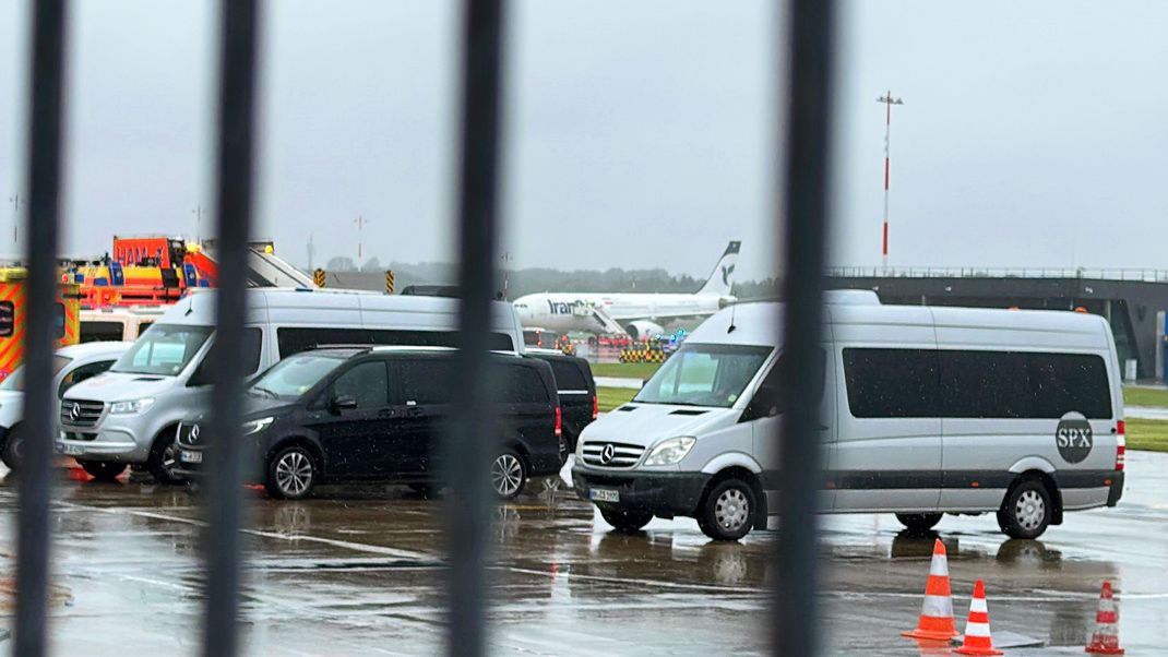 Das Flugzeug der Iran Air (hinten) steht auf dem Flughafen Hamburg. 