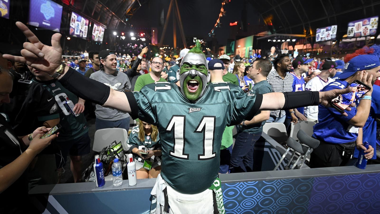 <strong>Schlimmste Fanbase: Philadelphia Eagles<br></strong>"Sie sind einfach laut, nervig und asozial," gaben die meisten Spieler über die Adler an. "Sie denken, sie wüssten alles und spielen sich auch so auf," erklärte ein weiterer NFL-Star seine Wahl. Auf Platz zwei landete der große Rivale. Die Dallas Cowboys - America's Team. Platz drei teilen sich die Fans der Jets und Bills. Die Fangesänge seien nervig. "J-E-T-S" ist wohl anstrengend und die Bills-Fans "buhen sinnlos".