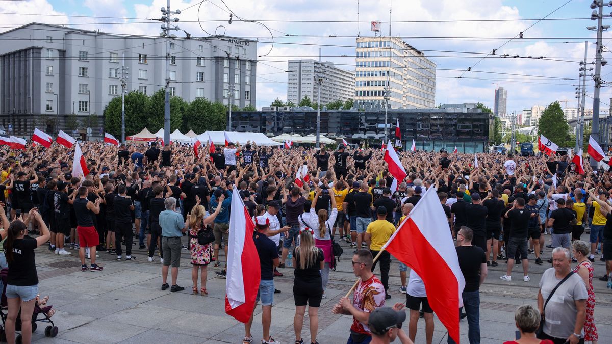 Polen, Kattowitz: Zahlreiche Teilnehmer sind bei an einer Anti-Einwanderungs-Demonstration in Kattowitz unterwegs.