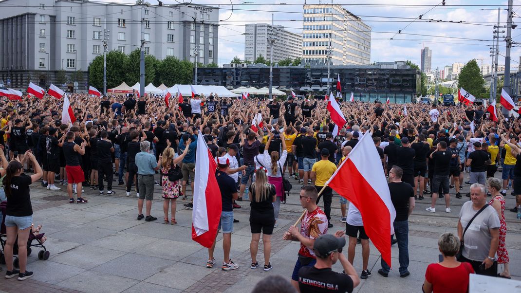 Polen, Kattowitz: Zahlreiche Teilnehmer sind bei an einer Anti-Einwanderungs-Demonstration in Kattowitz unterwegs.