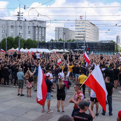 Polen, Kattowitz: Zahlreiche Teilnehmer sind bei an einer Anti-Einwanderungs-Demonstration in Kattowitz unterwegs.