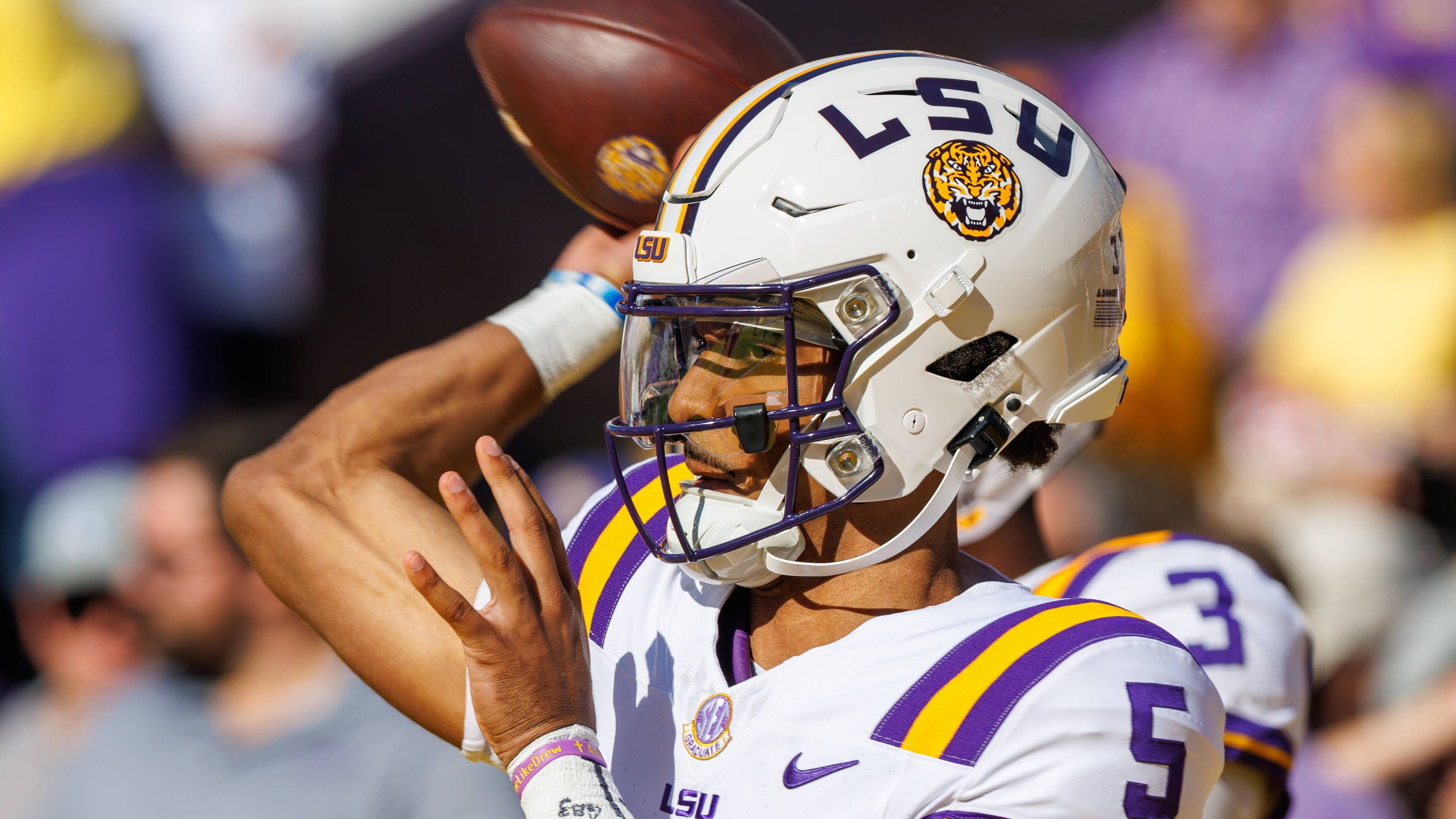 <strong>8. Platz (geteilt):  LSU - 8 Spieler</strong><br>Spieler: Jayden Daniels (QB), Malik Nabers, Brian Thomas Jr. (beide WR), Charles Turner III (OL), Jordan Jefferson,&nbsp;Maason Smith,&nbsp;Mekhi Wingo (alle DL), Andre' Sam (DB)