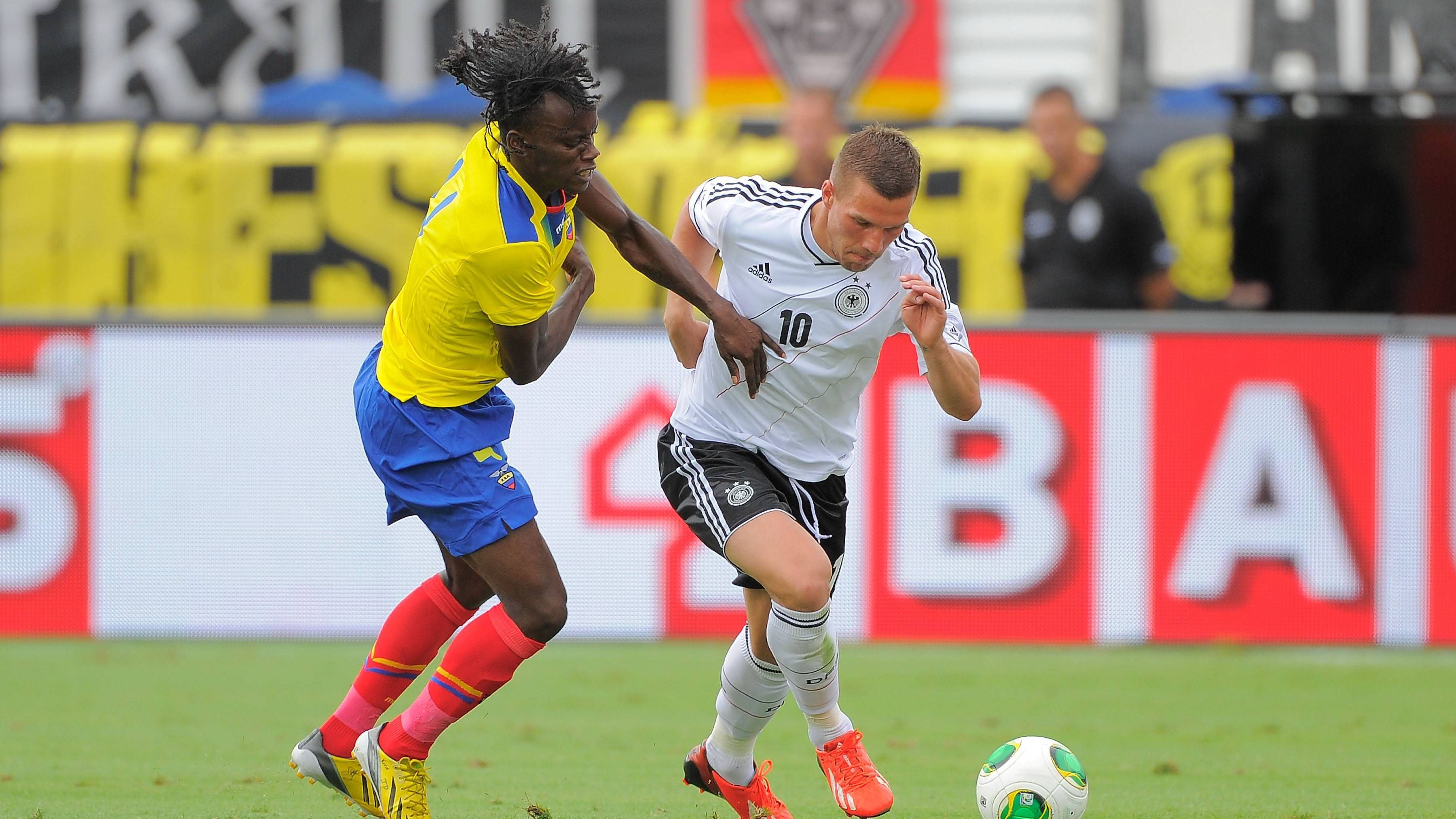 <strong>Platz 5 (geteilt): Lukas Podolski (Deutschland) - 9 Sekunden</strong><br>Turnier: ---<br>Spiel: Länderspiel 2013 gegen Ecuador 4:2<br>Besonderes: Poldi stand zuvor heftig in der Kritik. Seine Antwort: Nach Anpfiff luchst er Gabriel Achilier kurz vor der Strafraumgrenze den Ball ab und versenkt ihn eiskalt. Es war bis zu Wirtz' Treffer das schnellste Tor der DFB-Geschichte.&nbsp;