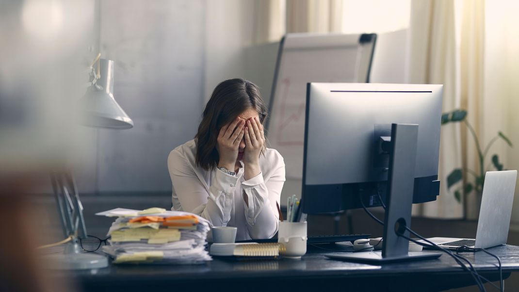 Egal, ob alt oder jung, Managerin oder Pflegekraft: Ein Burnout kann jeden Menschen treffen.