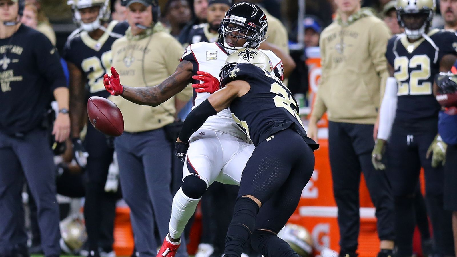 
                <strong>Platz 5: New Orleans Saints - 316,6 zugelassene Yards pro Spiel</strong><br>
                Die Defensive der New Orleans Saints spielt auf extrem hohem Niveau. Der drohende Ausfall von Cornerback Marshon Lattimore könnte der Defense schaden. Denn:  In der Passverteidigung rangieren die Saints auf Platz 10. Turnover: 10 -  Interceptions: 4 / Fumbles: 6  Sacks: 25zugelassene Punkte pro Spiel:20,2
              