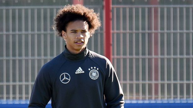 
                <strong>Sane: Das neue Juwel im DFB-Kader</strong><br>
                Bundestrainer Jögi Löw nominierte vor dem Länderspiel gegen Frankreich drei neue Spieler. Einer von ihnen ist Youngster Leroy Sane. Der junge Mann aus der Schalker "Knappenschmiede" steht erstmals im A-Kader der Nationalmannschaft. ran.de präsentiert fünf interessante Fakten über den 19-Jährigen. 
              