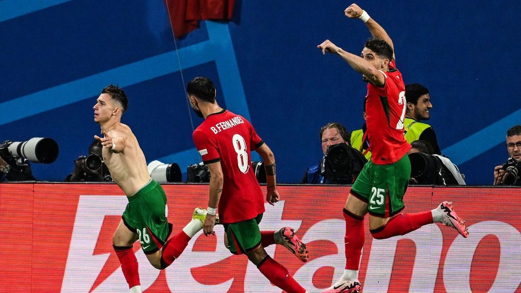 Erst in der Nachspielzeit kann Portugal den entscheidenden 2:1 Treffer erzielen und erkämpft sich den Sieg gegen die tschechische Nationalmannschaft.