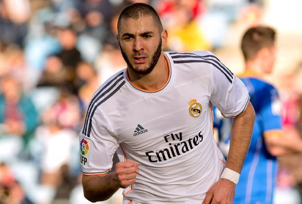 
                <strong>Real Madrid: Karim Benzema</strong><br>
                Der Franzose ist unter Ancelotti gesetzt. Der 26-Jährige bringt alles mit, was ein Stürmer braucht. 39 Torbeteiligungen aus 48 Spielen unterstreichen die Wichtigkeit seiner Person. Mandzukic und Benzema nehmen sich im Sturmzentrum nichts - beide bekommen einen Punkt. Endstand: 9:7.
              