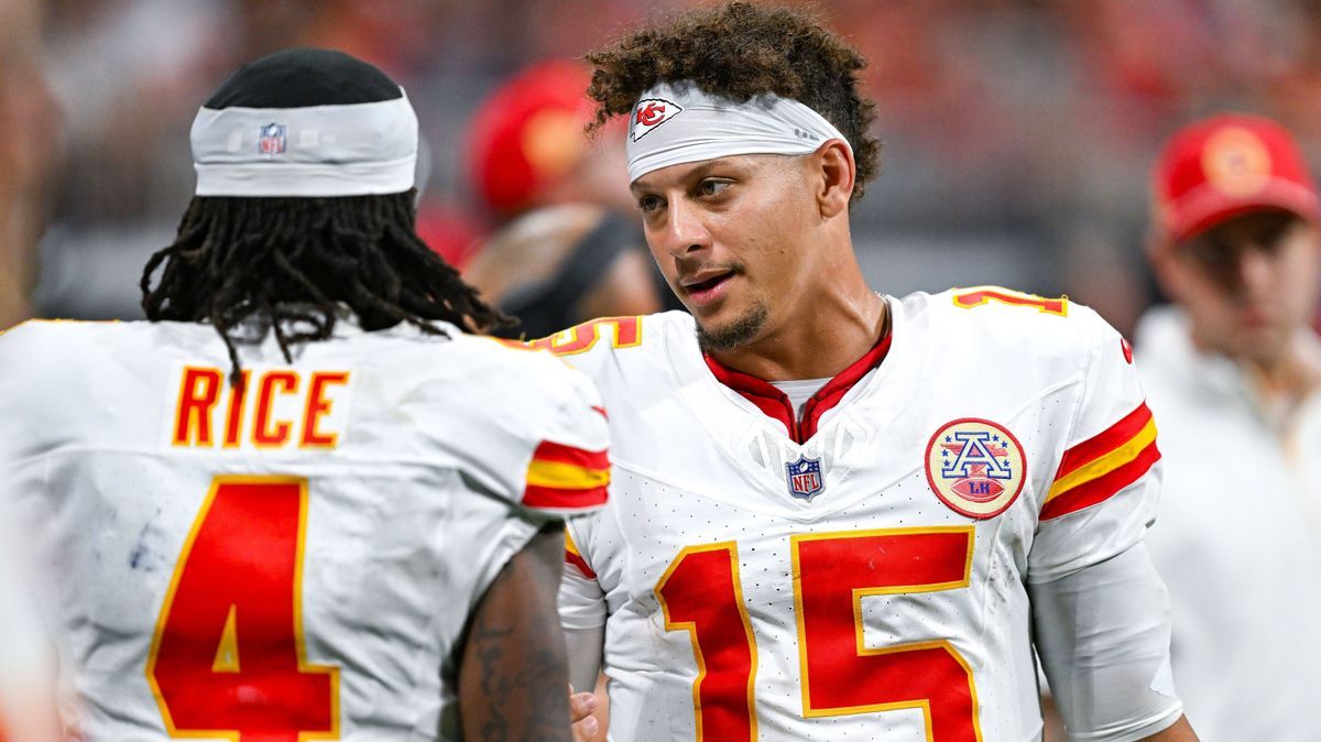 ATLANTA, GA Ð SEPTEMBER 22: Kansas City quarterback Patrick Mahomes (15) talks with wide receiver Rashee Rice (4) during the NFL, American Football Herren, USA game between the Kansas City Chiefs a...