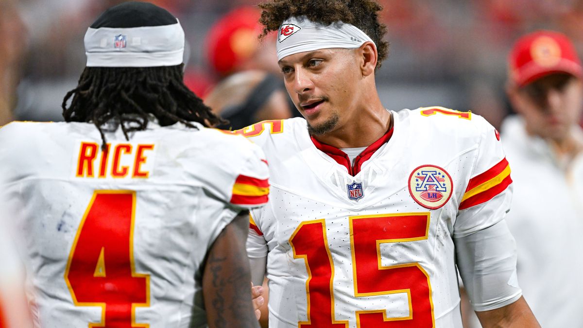 ATLANTA, GA Ð SEPTEMBER 22: Kansas City quarterback Patrick Mahomes (15) talks with wide receiver Rashee Rice (4) during the NFL, American Football Herren, USA game between the Kansas City Chiefs a...