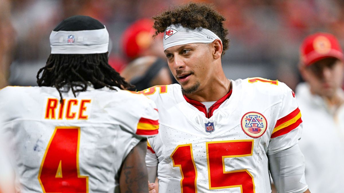 ATLANTA, GA Ð SEPTEMBER 22: Kansas City quarterback Patrick Mahomes (15) talks with wide receiver Rashee Rice (4) during the NFL, American Football Herren, USA game between the Kansas City Chiefs a...