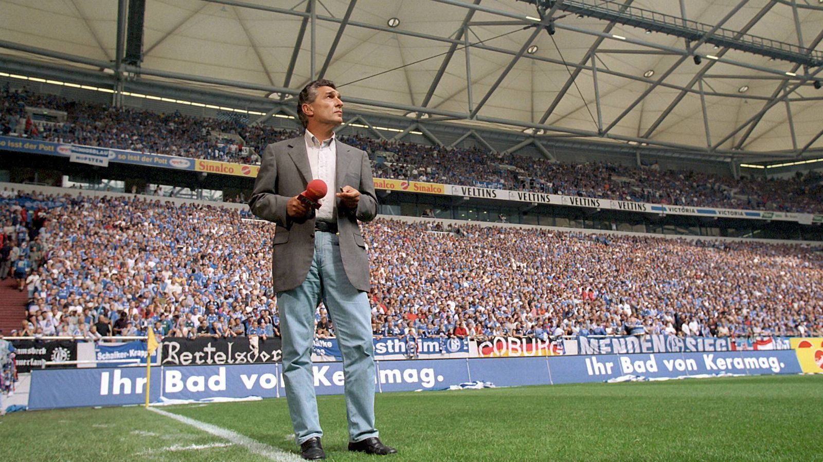 
                <strong>2001 Veltins Arena</strong><br>
                Auch die Veltins-Arena ist ein Vermächtnis von Assauer. Im Jahre 1996 nahm die Führungsriege die Planung in Angriff, nachdem Ende der 1980er und Anfang der 1990er Jahre zwei ähnliche Versuche aus wirtschaftlichen Gründen gescheitert waren. Im August 2001 wurde das 191 Millionen Euro teure Stadion eröffnet. Es war damals die erste Arena, die ohne öffentliche Gelder erbaut wurde.  
              