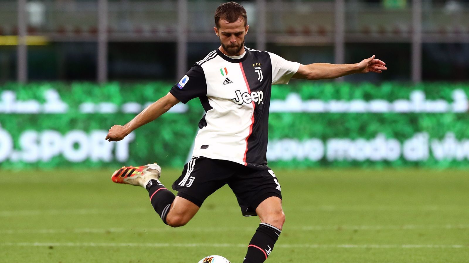 
                <strong>Miralem Pjanic (FC Barcelona)</strong><br>
                Der FC Barcelona war in Sachen Kaderplanung nach der Wiederaufnahme des Spielbetriebes infolge der Corona-Krise nicht untätig, konnte mit Miralem Pjanic bereits einen neuen Mittelfeldstar verpflichten. Der 30-Jährige kommt von Juventus Turin nach Spanien und soll künftig den Takt bei Barca angeben. Trotz des schon fortgeschrittenen Alters investierten die Katalanen vom Verein bestätigte 60 Millionen Euro Ablöse in den bosnischen Nationalspieler - selbstredend, dass von Pjanic daher recht zeitnah Leistung erwartet wird. Zumal man im Umkehrschluss mit ...
              