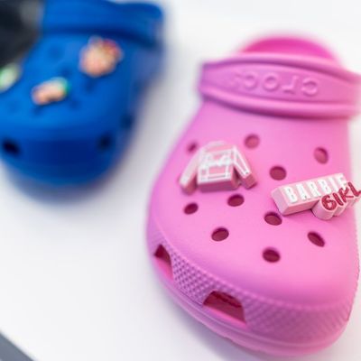 Der Hype scheint vorbei zu sein: Die Crocs-Aktie verliert an einem Tag fast 30 Prozent. Gründe sind mitunter Trumps Importzölle.