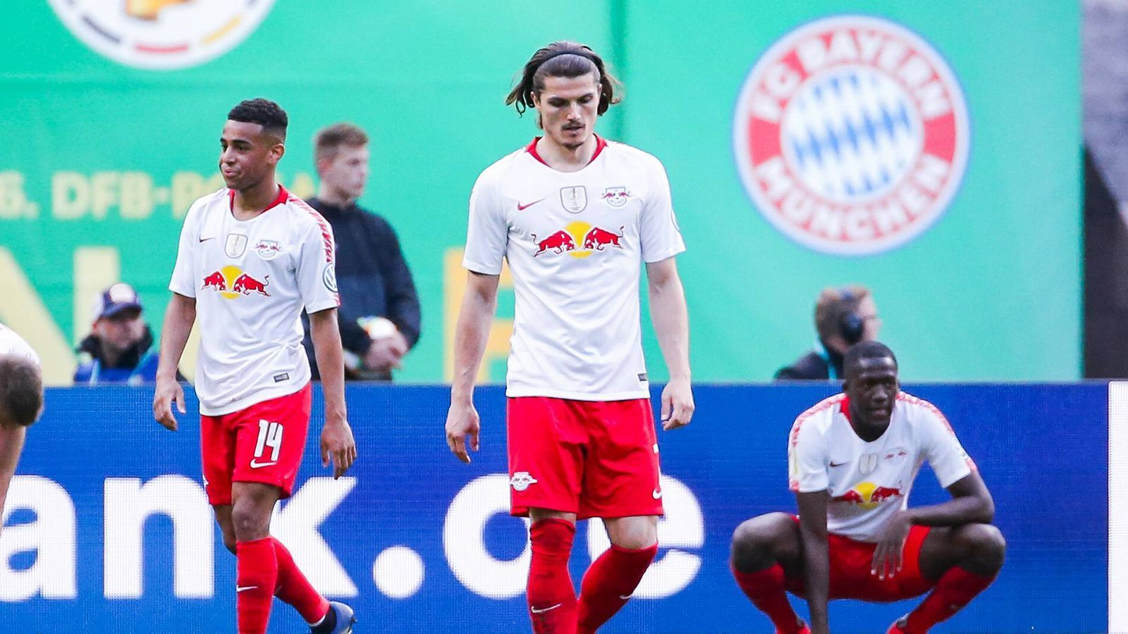 
                <strong>Marcel Sabitzer (RB Leipzig)</strong><br>
                Als Bindeglied zwischen den drei Angreifern und den defensiveren Kollegen reißt der Österreicher ordentlich Meter ab. Eine gute Abschlusschance vergibt er kläglich. Auch ein weiterer Schuss verfehlt sein Ziel. ran-Note: 3
              