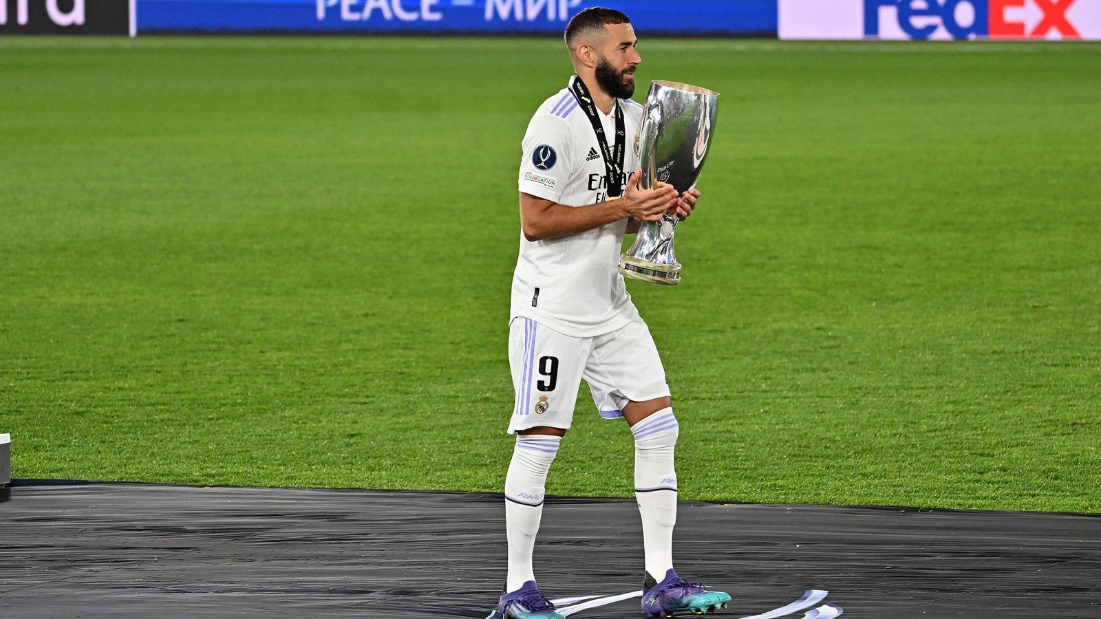 
                <strong>Karim Benzema (36 Titel)</strong><br>
                &#x2022; <strong>Titel: </strong>Champions League (5), Klub-WM (4), spanische Meisterschaft (4), französische Meisterschaft (4), UEFA Supercup (4), spanischer Superpokal (4), französischer Superpokal (4), spanischer Superpokal (4), französischer Pokal (1), Nations League (1), U17-EM (1)<br>&#x2022; <strong>Vereine:</strong> Real Madrid, Olympique Lyon<br>
              