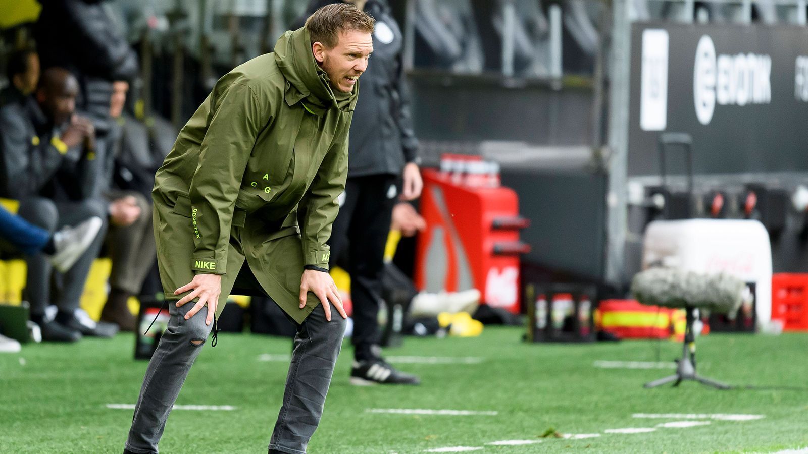 
                <strong>Trainer: RB Leipzig</strong><br>
                Die Vorgabe für RB-Coach Nagelsmann ist klar: Der erste Titel der jungen Leipziger Klubgeschichte wird erwartet, was im Zuge der Verkündung von Nagelsmanns anstehendem Wechsel zum FC Bayern vor der Führungsriege auch offen kommuniziert wurde. Der Druck ist also da für den Landsberger, aber ebenso die taktische Versessenheit, aus der Pleite im jüngsten Bundesligaduell die richtigen Schlüsse zu ziehen. Mit 33 Jahren wäre Nagelsmann nach Alwin Riemke (1. FC Nürnberg, 1940) der zweitjüngste Trainer, der jemals den DFB-Pokal gewonnen hätte.
              