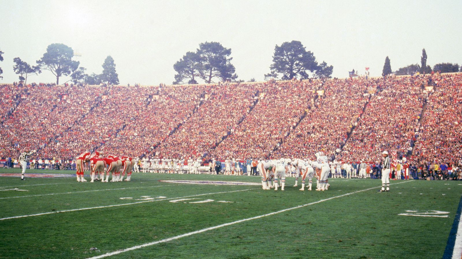 
                <strong>Uwe von Schamann - zwei Super-Bowl-Niederlagen</strong><br>
                Beim NFL Draft 1979 wurde Uwe von Schamann in der 7. Runde von den Miami Dolphins ausgewählt. Unter Head Coach Don Shula kickte er bis 1984 für die Franchise aus Florida. In seiner letzten Saison stellte er einen Rekord für die meisten verwandelten Extrapunkte (66) auf. Diese Bestmarke wurde erst im Jahre 2007 von Stephen Gostkowski im Dienste der New England Patriots gebrochen. In den Spielzeiten 1982 und 1984 stand er mit den Dolphins sogar im Super Bowl, unterlag allerdings den Washington Redskins bzw. San Francisco 49ers
              