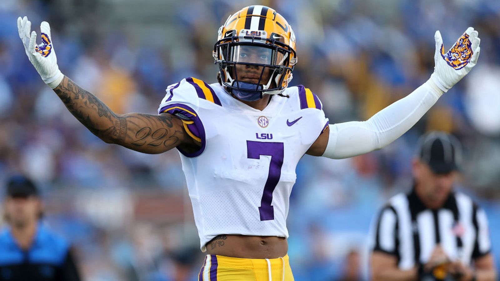 
                <strong>9. Pick: Seattle Seahawks - Derek Stingley (LCU), CB</strong><br>
                Nach der Smith-Verlängerung glaube ich nicht, dass die Hawks früh für einen Quarterback gehen. Sie hoffen darauf, dass einer wie Thibodeaux, Gardner oder Neal fällt - das wird aber nicht passieren. Daher werden sie sich zwischen Stingley und Cross entscheiden. Ich tippe auf Stingley.Die Draft Needs der Seahaawks: QB, OT, CB
              