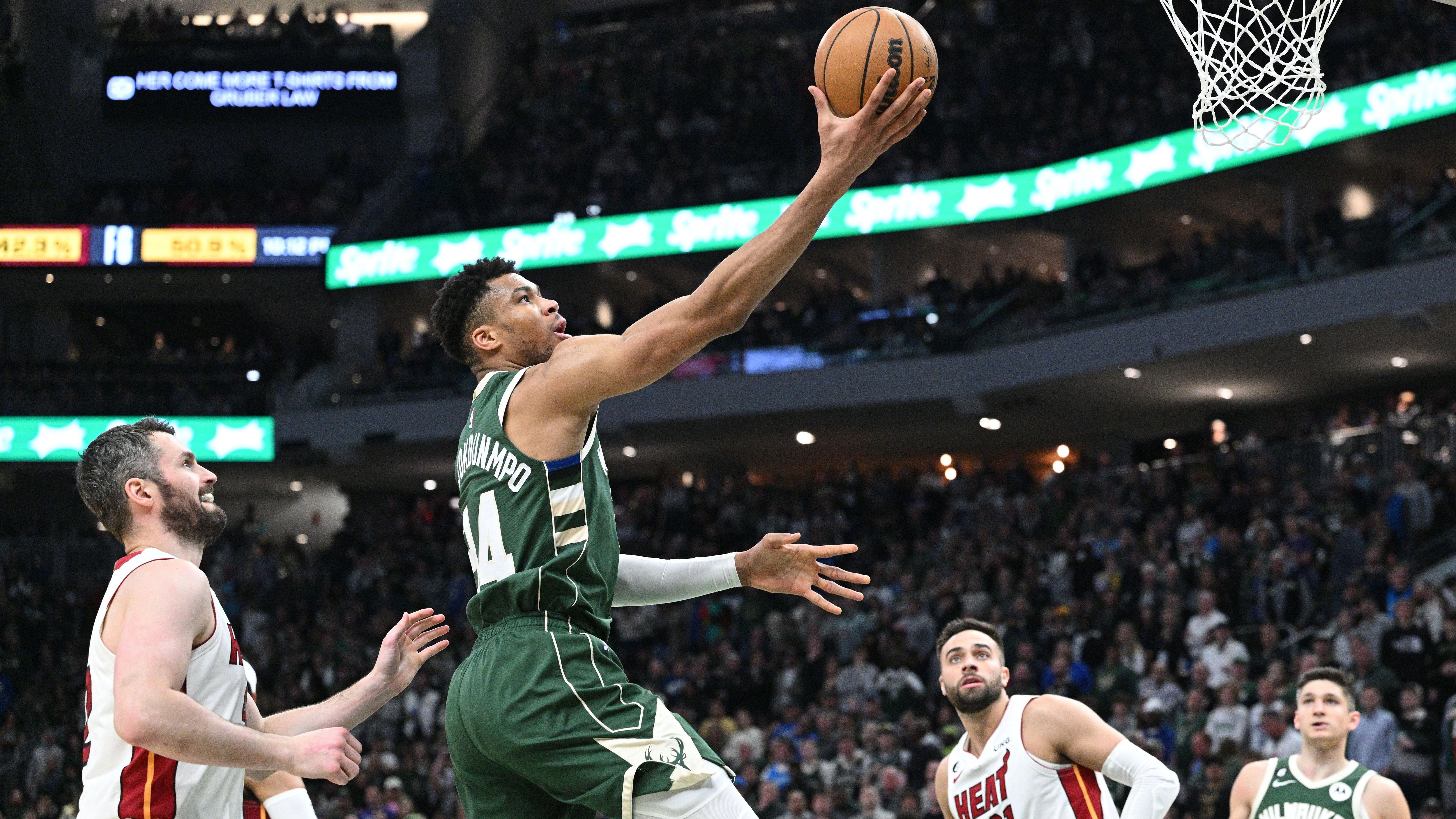 <strong>Geteilter 7. Platz: Giannis Antetokounmpo (Milwaukee Bucks) </strong><br>Position: Power Forward <br>Gehalt 2023/24: 45.640.084 US-Dollar <br>Gesamtvolumen: 176.265.152 US-Dollar (ursprünglich 228.200.420 US-Dollar, aber durch Verlängerung Spieler-Option für 2025/26 gestrichen)<br> Vertragszeitraum: 2021 - 2025 (ursprünglich bis 2026)