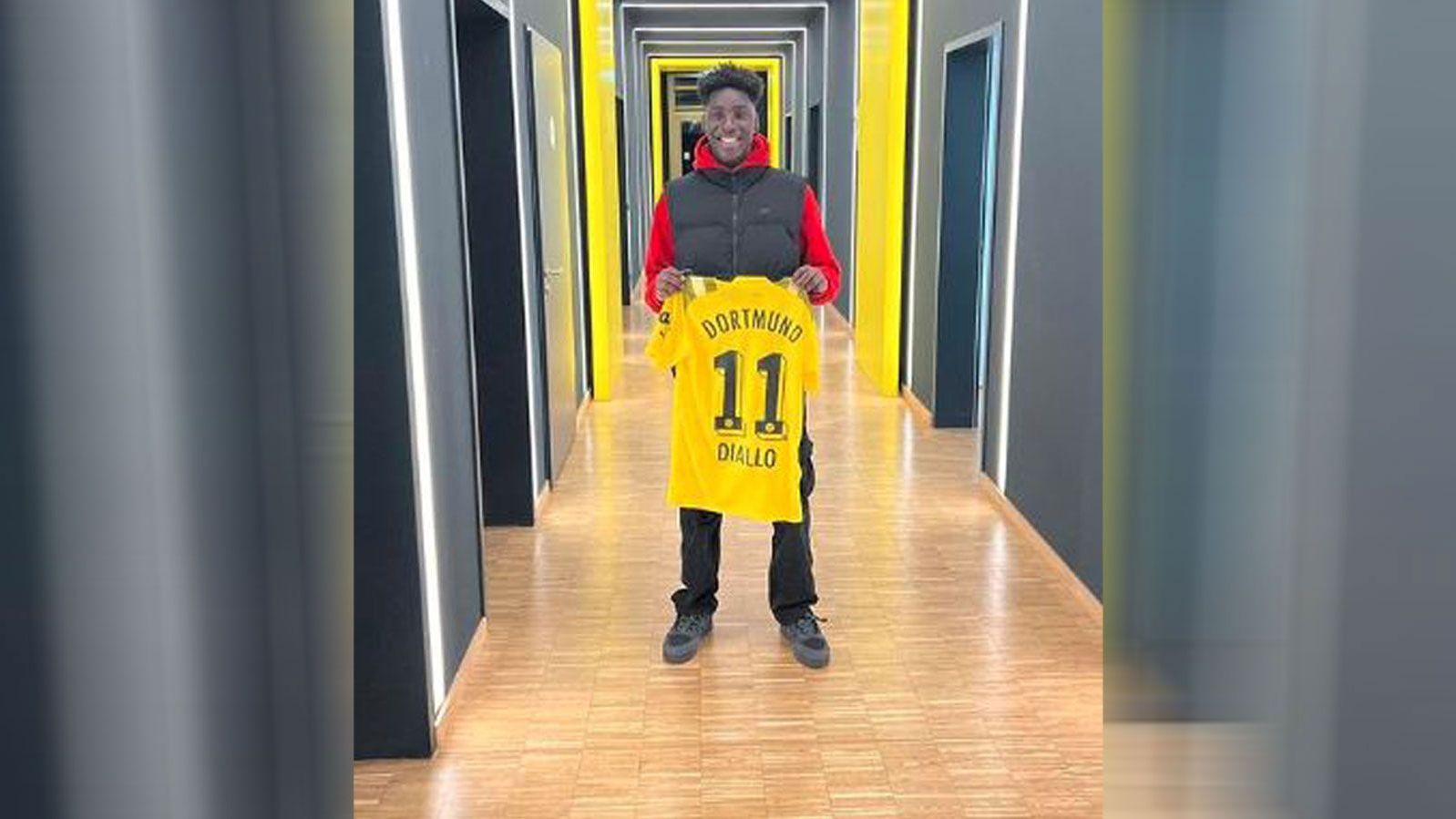 <strong>Ousmane Diallo</strong><br>
                Der BVB hat sich die Dienste des spanischen Supertalents Ousmane Diallo gesichert. Der 16 Jahre junge Flügelstürmer kommt von Deportivo Alaves und soll wohl zunächst in der U19 eingesetzt werden. "Torgefährliche Spieler für die Außenpositionen werden überall gesucht", freut sich Sportdirektor Sebastian Kehl bei den "Ruhr Nachrichten" über den Transfer.