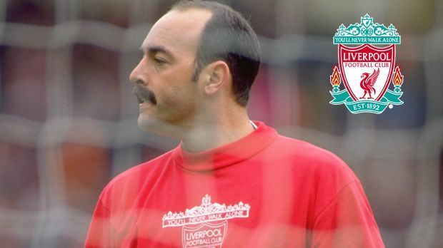 
                <strong>FC Liverpool</strong><br>
                Platz 16: FC Liverpool (England) - Hierbei ist zu beachten, dass das originale Wappen des Klubs gewertet wird. Das Logo auf dem Trikot hat sich öfters geändert. Im Bild ist der legendäre Torwart Bruce Grobbelaar, der von 1980 bis 1994.
              