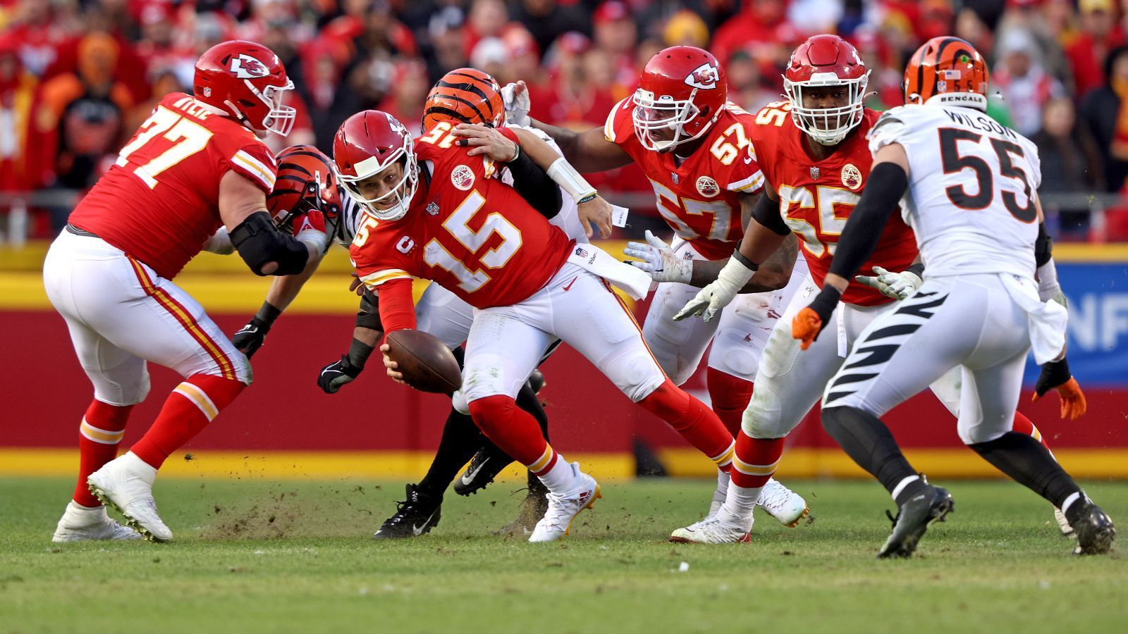 
                <strong>Kansas City Chiefs</strong><br>
                Auch die Kansas City Chiefs brauchen 2022 einen guten Draft. Mit Tyrann Mathieu und Tyreek Hill haben die Chiefs Schlüsselspieler verloren, die sie bis jetzt noch nicht kompensieren konnten. Das wird vermutlich im Draft geschehen. Und auch wenn Patrick Mahomes ein "Generational Talent" ist, wie die amerikanischen Kollegen es gerne nennen, braucht auch er Werkzeuge, um erfolgreich zu sein und Hilfe von der Defense. Schlägt der Wide Receiver und/oder der Safety nicht ein, den sie draften, könnten andere Teams die Chiefs überholen, gerade in der eigenen Division, die mit Talent nur so beladen ist.
              