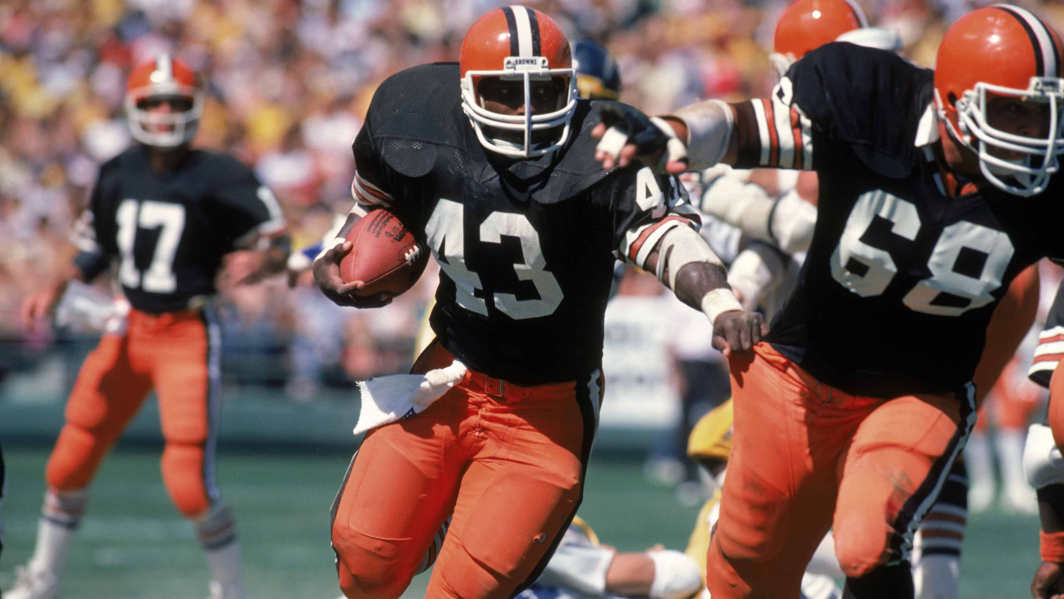 
                <strong>1975: Erstmals orangefarbene Hosen</strong><br>
                Im Jahr 1975 verändert sich nicht direkt das Trikot, aber erstmal in der Geschichte der Franchise tragen die Spieler Hosen in der Farbe Orange. Dazu werden auch die Gitter der Helme komplett in weiß gefärbt.
              