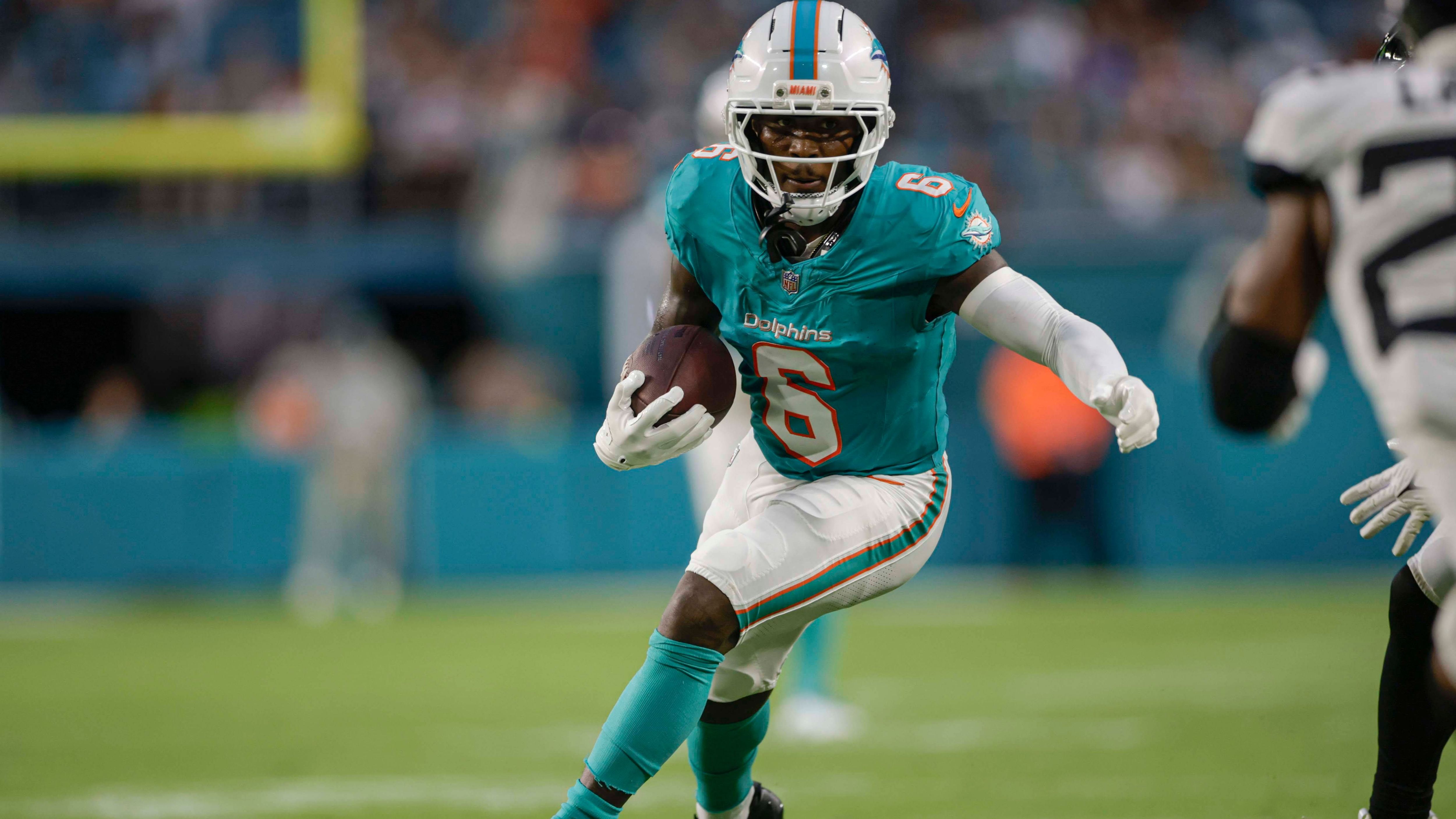 <strong>Miami Dolphins</strong><br>Tornadowarnung in Miami. Trotz einer ungeschlagenen Preseason rumort es im Team von Head Coach Mike McDaniel. Die Offensive Line ist eine reine Baustelle. Tua Tagovailoa durfte in Week 3 drei Drives spielen und wurde direkt zwei Mal umgehauen. Dahinter hatten Zach Wilson und Quinn Ewers ihre Momente, konnten aber nicht komplett überzeugen. De'Von Achane ist an der Wade verletzt, Jalen Wright am Bein - das Laufspiel humpelt. Die Defense hat viele Spieler abgegeben und war vorher schon eine Problemzone. Der Name "Tyreek Hill" sorgt nach wie vor für Gänsehaut negativer Art. Das wird eine schwierige Saison.<br><strong>Note: 4-</strong>