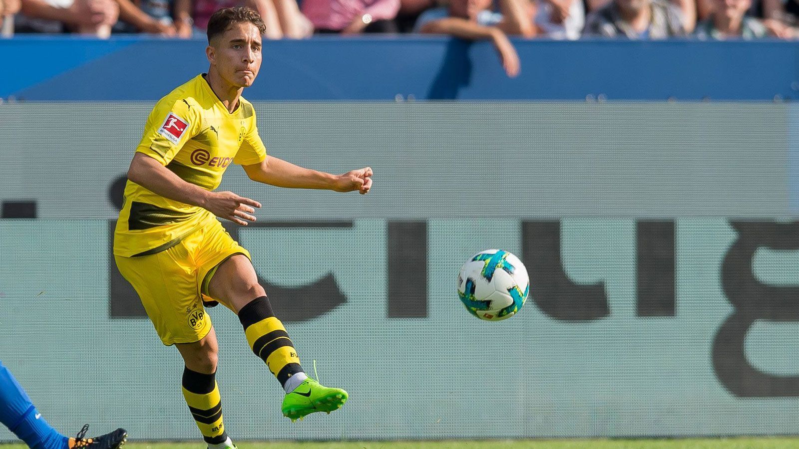 
                <strong>Emre Mor</strong><br>
                "Emre Mor ist ein hochveranlagter und in der Offensive vielseitig einsetzbarer junger Spieler mit riesigem Entwicklungspotenzial", ließ sich Manager Michael Zorc im Sommer 2016 auf der Vereinswebsite zitieren. Das türkische Top-Talent, für knapp zehn Millionen Euro aus Dänemark geholt, konnte der hohen Erwartungshaltung aber nie gerecht werden und stand lediglich 19 Mal für den BVB auf dem Rasen (drei Torbeteiligungen). Auch bei seinen folgenden Klubs konnte Mor nicht für sportliche Schlagzeilen sorgen, sondern fiel eher durch diskussionswürdige Videos auf Instagram und eine Suspendierung aufgrund mangelnder Einstellung bei Celta Vigo auf.
              