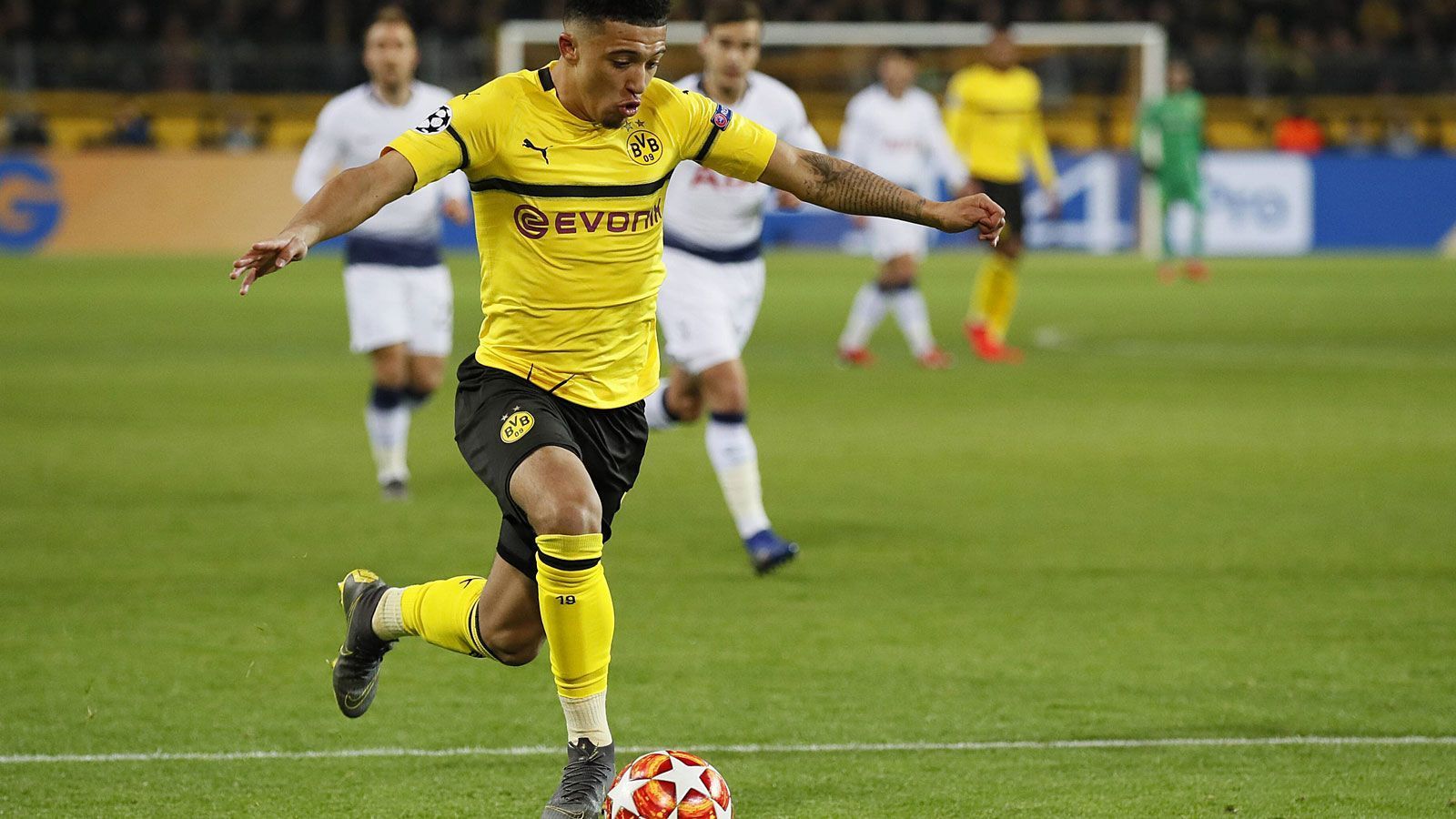 
                <strong>Jadon Sancho</strong><br>
                Wie immer mit viel Elan auf der rechten Seite. In der 37. Minute prüft der Engländer Lloris mit einem strammen Schuss innerhalb des Strafraums, scheitert aber am starken Londoner Schlussmann. Hebt beim 0:1 durch Kane das Abseits auf. Danach taucht auch er ab und kann das Ausscheiden nicht mehr verhindern. Note: 3
              