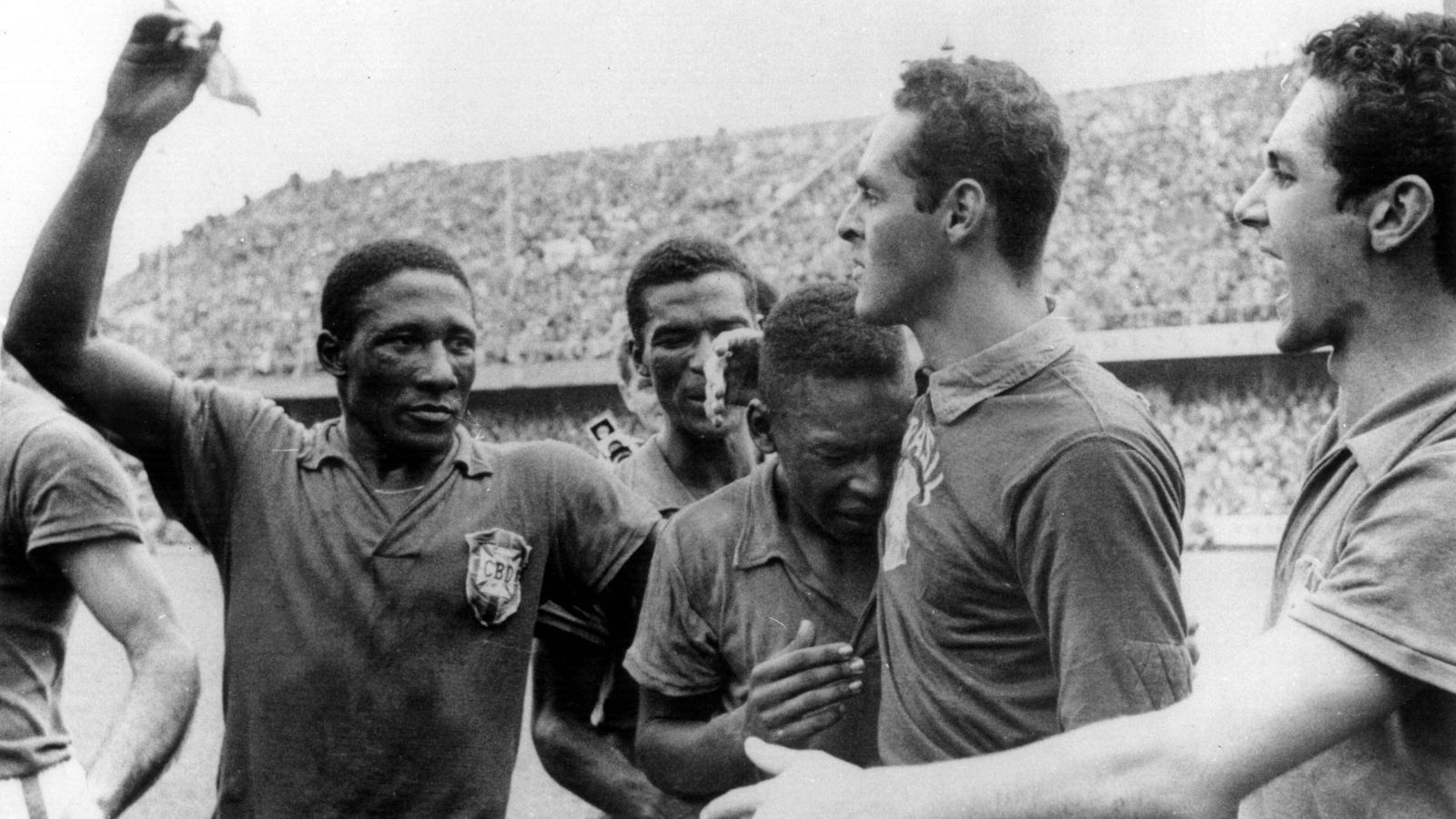 
                <strong>WM 1958 - Brasilien </strong><br>
                Bei der WM 1958 in Schweden kann Brasilien mit einem 5:2-Sieg im Finale gegen den Gastgeber zum ersten Mal eine Weltmeisterschaft gewinnen. Entscheidener Mann im Endspiel ist der spätere Weltstar Pele, der mit zwei Toren alles klar macht und im Anschluss von seinen Freudentränen übermannt wird. Torschützenkönig wurde der Franzose Just Fontaine, der mit 13 Treffern während des Turniers einen bis heute unerreichten Rekord aufstellte.  
              