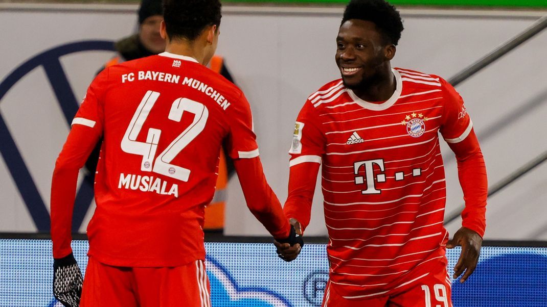 Jamal Musiala jubelt mit Münchens Alphonso Davies über seinen Treffer zum 1:4. 