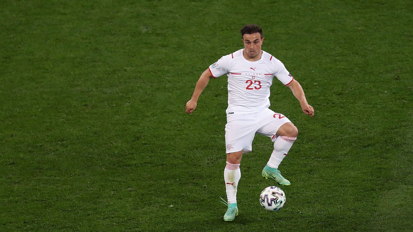 
                <strong>Xherdan Shaqiri (Mittelfeld)</strong><br>
                Der ehemalige Bayern-Spieler konnte bei der bisherigen EM teilweise auftrumpfen mit zwei Toren und einer Vorlage. Doch gegen Frankreich blieb Shaqiri sehr blass. Kein Wunder, schließlich hatte der "Kraftwürfel" zuletzt auch beim FC Liverpool Probleme, überhaupt auf Spielzeit zu kommen. 
              